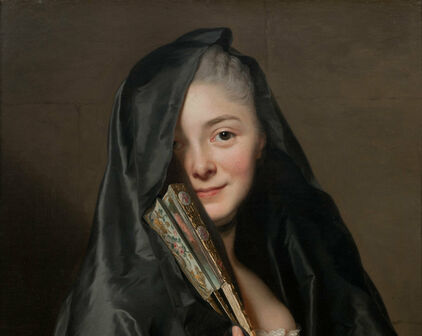 Målat porträtt av en kvinna i maskeradkostym Hon har en slöja som döljer halva ansiktet och en solfjäder i handen. 1700-talsmålning.