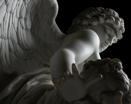 Detalj av marmorskulptur Amor och Psyke. Den bevingade Amor ses snett underifrån.