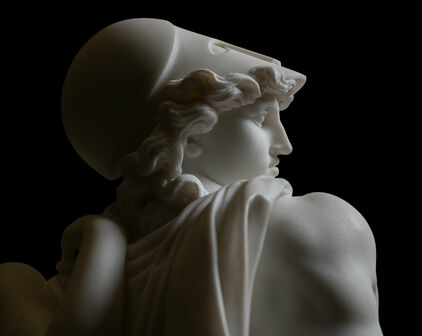 Fotografi av marmorskulptur föreställande antik gud.