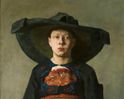 Porträtt av en flicka klädd i känning och stor svart hatt.