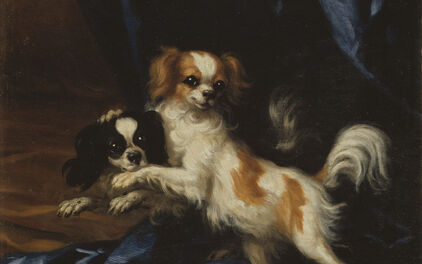 Målning föreställande två hundar på blått sidentyg.