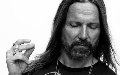 Fotografiskt porträtt föreställande musikproducenten och låtskrivaren Max Martin.