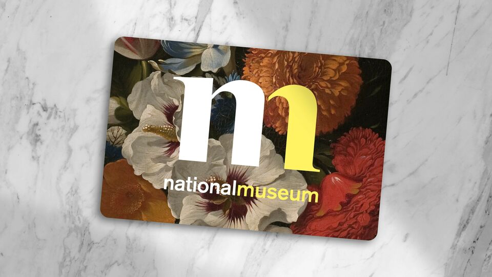 Ett plastkort med Nationalmuseums logotyp ligger på en marmorskiva.