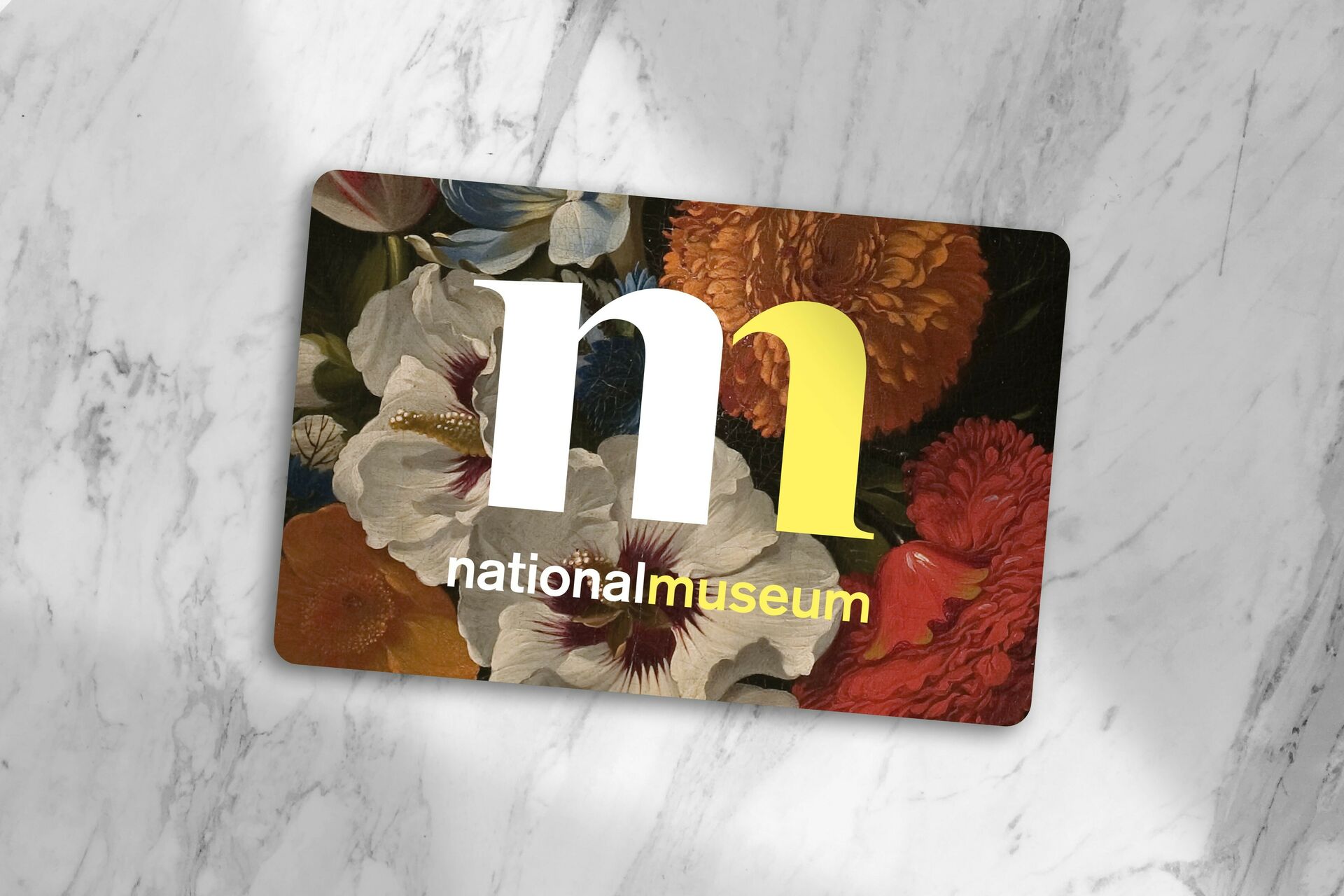 Ett plastkort med国家博物馆logotypp ligger páen marmorskiva。