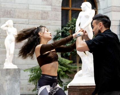 En kvinna och en man som dansar.