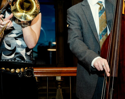 Foto av två personer som spelar trombon och kontrabas.