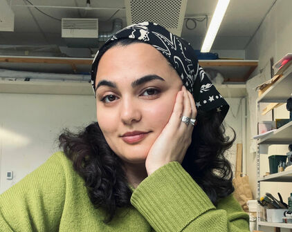 Fotografiskt porträtt av en ung kvinna.