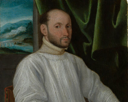 1500-talsmålning föreställande en man porträtterad i halvfigur. Han ser mot betraktaren och han är klädd i en vit tunika med spetskrage.